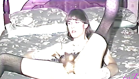 Amateur vintage 18+ brunette hairy pussy porn video